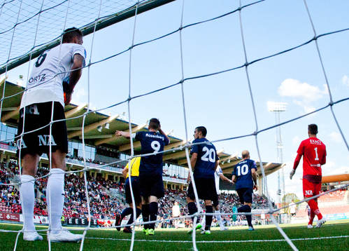 Domaren dömer bort Malmös 1-2 mål som Markus Rosenberg