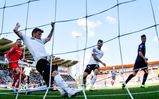 Domaren dömer bort Malmös 1-2 mål som Markus Rosenberg