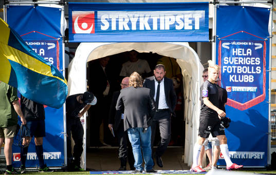 Örebros tränare Alexander Axén på väg ut till matchen
