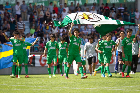 Tokyo Verdy från Japan firar segern i 16-årsklassen på