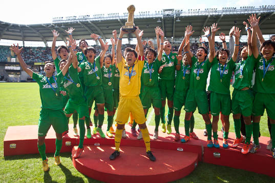 Tokyo Verdy från Japan firar segern i 16-årsklassen på