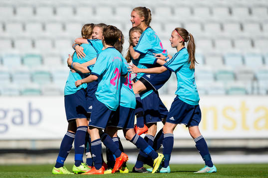 KFV Segebergs Joana Kniesel omfamnas