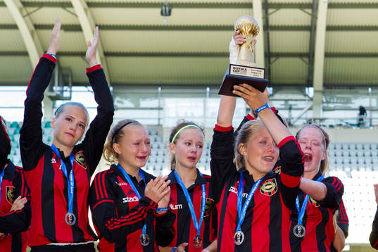 Brommapojkarna med silvermedaljer och pokal