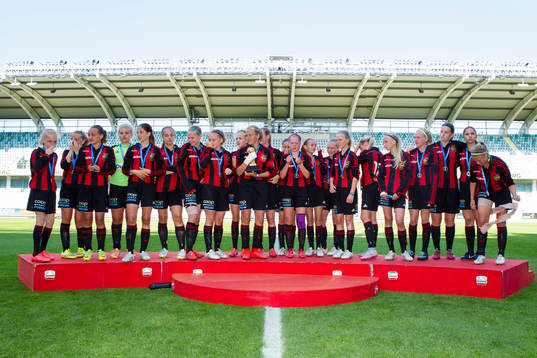 Brommapojkarna med silvermedaljer och pokal