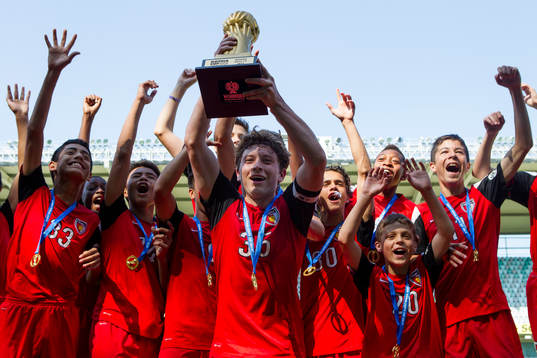 Dallas Texans lyfter pokalen