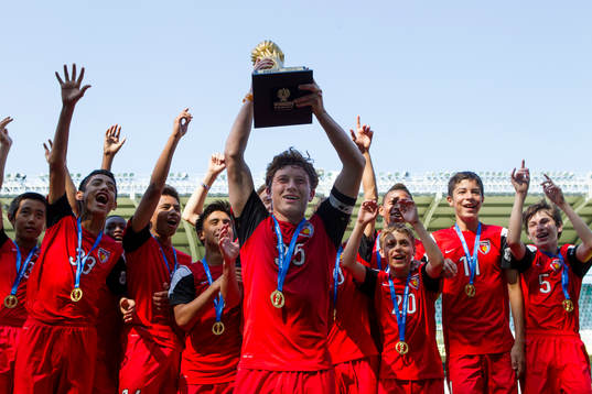 Dallas Texans lyfter pokalen