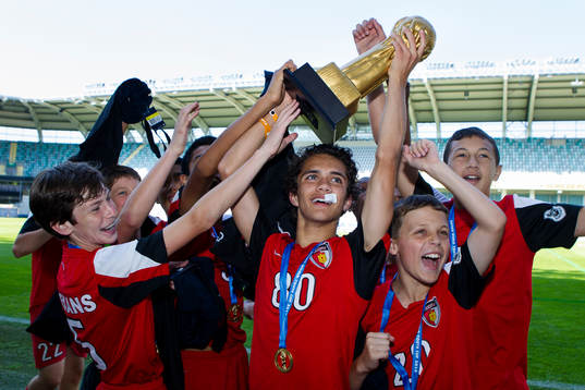 Dallas Texans Joseph Raymond McGee jublar med pokal och