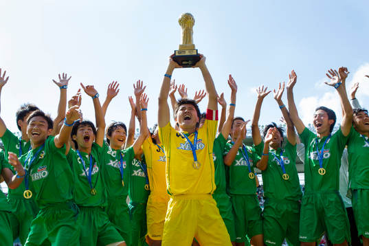 Tokyo Verdy jublar och lyfter pokalen