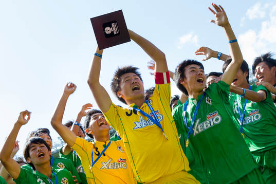 Tokyo Verdy jublar och lyfter pokalen