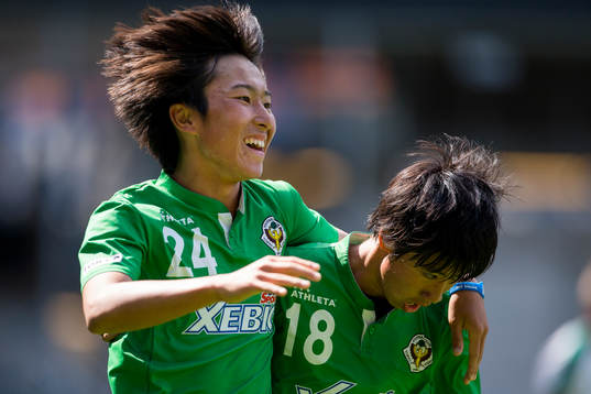 Tokyo Verdys Fujimoto Kanya jublar ihop med Nakane Genki