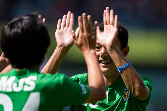 Tokyo Verdys Fujimoto Kanya gör high ten ihop med