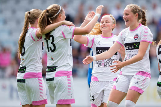 Rosengårds Hanna Lundell jublar och omfamnas