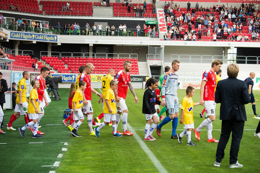 Spelarna tågar in