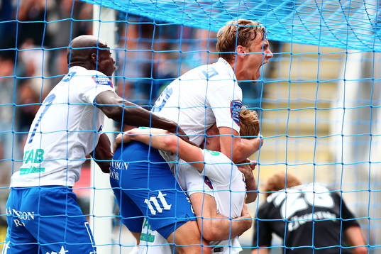 Norrköpings Linus Wahlqvist och Alhaji Kamara kramar om