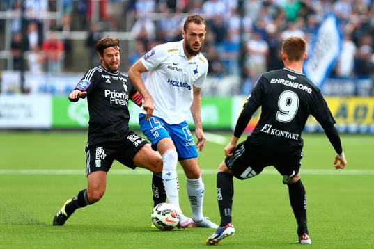 Norrköpings Emir Kujovic i kamp om bollen med IFK