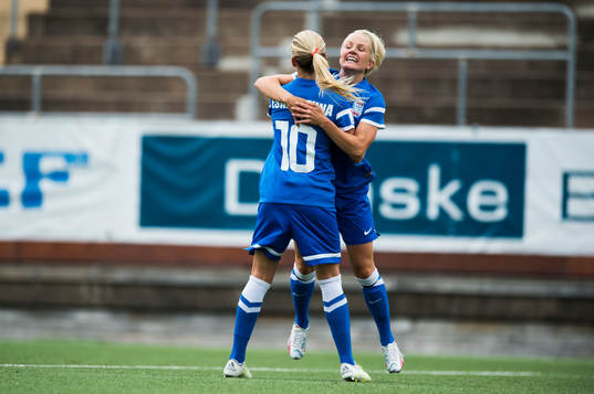 Eskilstunas Eskilstuna Olivia Schough omfamnas av