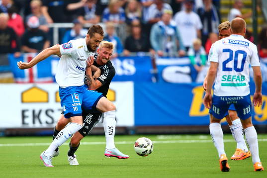 IFK Göteborgs Sebastian Eriksson försöker stoppa