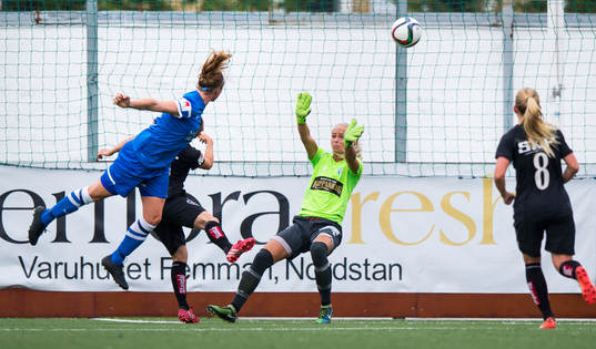 Eskilstunas Louise Quinn nickar in 1-2 bakom Göteborgs