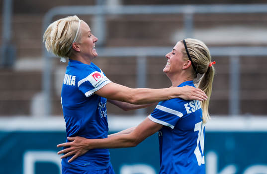 Eskilstuna Olivia Schough omfamnas av Petra Larsson