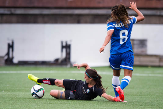 Göteborgs Danielle Van de Donk glidtacklar och stoppar