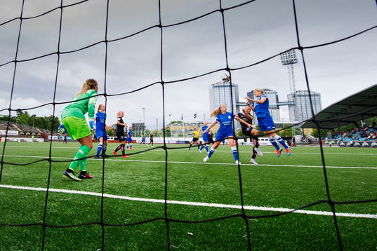 Göteborgs Lieke Martens missar målchansen Eskilstunas Kim