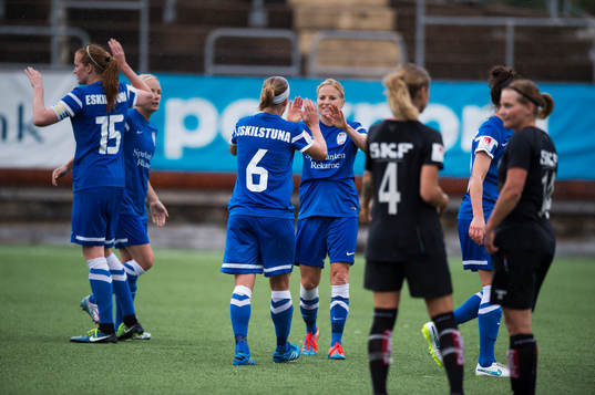 Eskilstuna Annica Svensson och Sara Thunebro jublar och