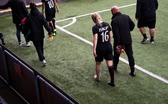 Göteborgs Arna Sif Asgrimsdottir lämnar planen haltandes