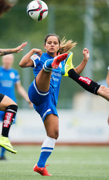 Eskilstuna Malin Diaz Pettersson vinner närkamp om bollen,