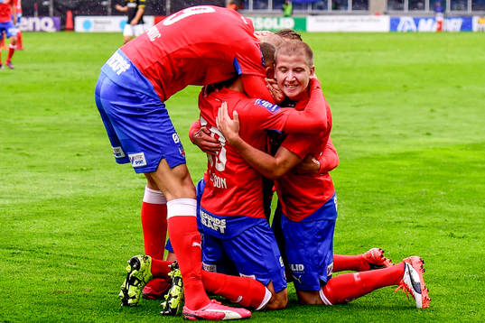 Helsingborgs spelare firar 1-0 av Jordan Larsson