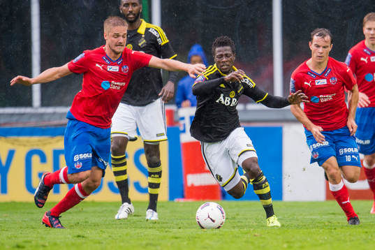 s Ebenezer Ofori jagas av Johan Mårtensson och Anton Wede