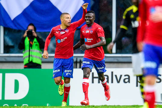 Helsingborgs Jordan Larsson och Lalawélé Atakora  firar