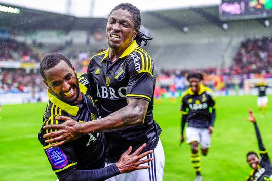 s Henok Goitom och Dickson Etuhu firar Goitoms