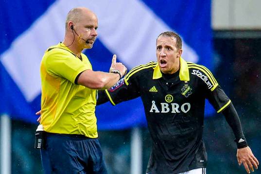 s Kenny Pavey är missnöjd med domslut från Domaren