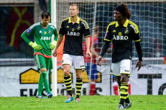 s målvakt Kyriakos Stamatopoulos och Mohamed Bangura deppar