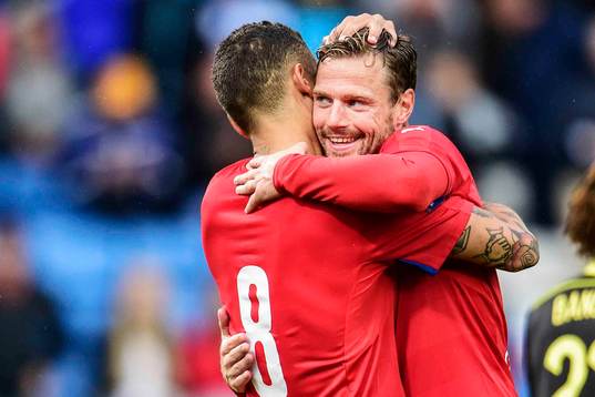 Helsingborgs Victor Palsson omfamnar Arnór Smárason