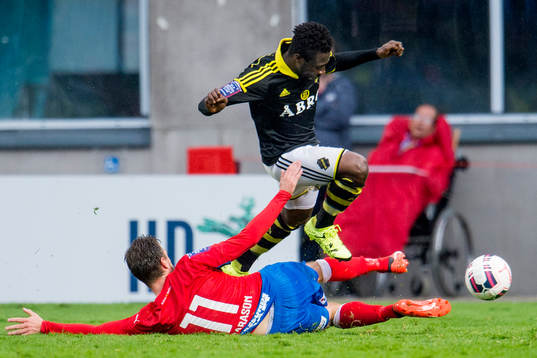 s Ebenezer Ofori glidtacklas av Helsingborgs Arnór