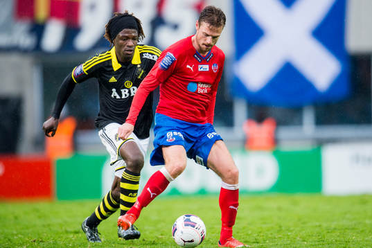 s Mohamed Bangura jagar Helsingborgs Arnór Smárason