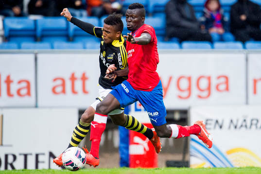 s Niclas Eliasson jagar Helsingborgs Lalawélé Atakora