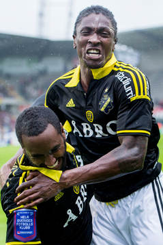 s Henok Goitom och Dickson Etuhu firar Gotioms gjort 1-1