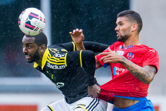 s Henok Goitom och Helsingborgs Victor Palsson