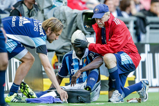 Djurgårdens Omar Colley får bandage runt huvudet