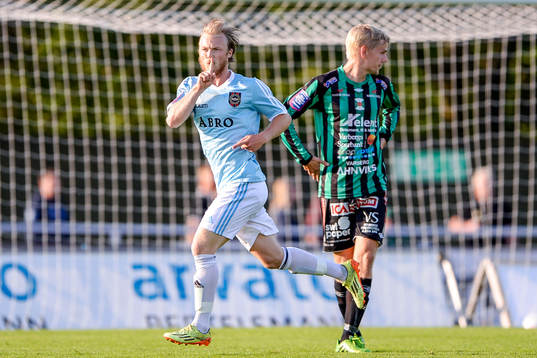 Brommapojkarnas Pontus Åsbrink jublar