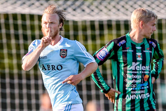 Brommapojkarnas Pontus Åsbrink jublar