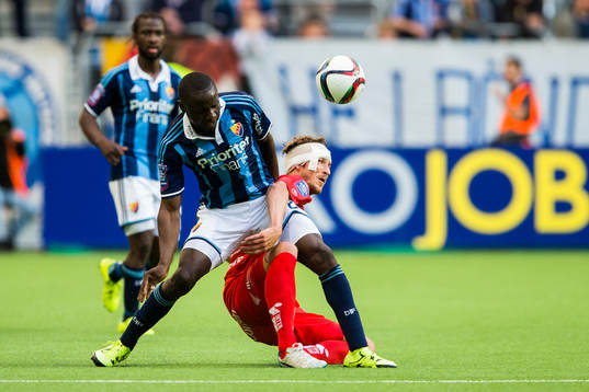 Djurgårdens Nyasha Mushekwi i kamp om bollen med