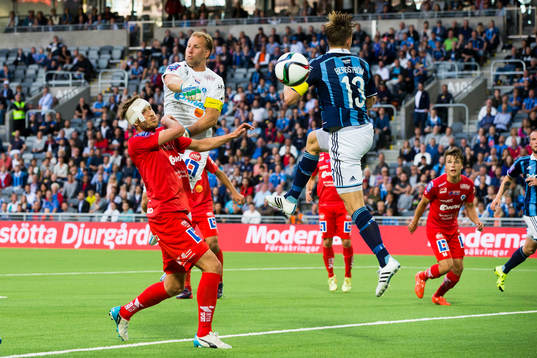 Åtvidabergs målvakt Henrik Gustavsson missar att boxa