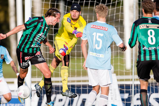 Brommapojkarnas målvakt Davor Blazevic boxar bort bollen