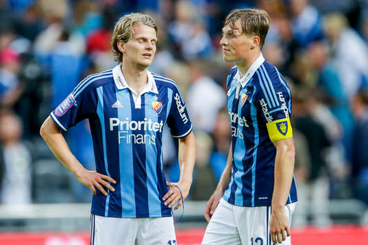 Djurgårdens Tim Björkström och Emil Bergström deppar