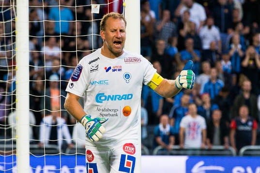 Åtvidabergs målvakt Henrik Gustavsson gör tummen upp