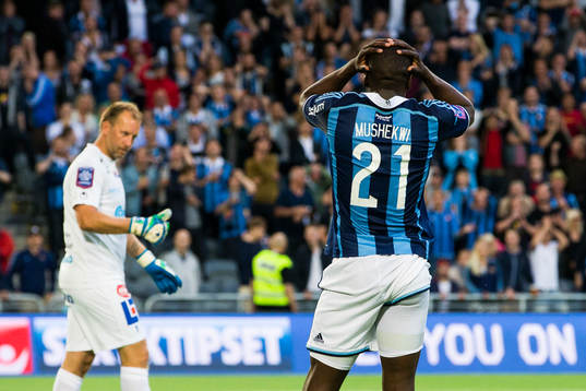 Djurgårdens Nyasha Mushekwi tar sig för huvudet