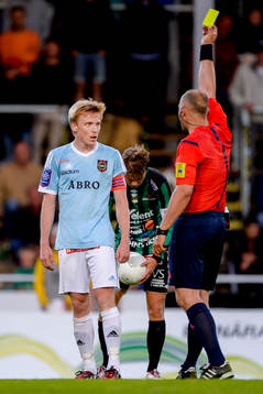 Brommapojkarnas Gustav Sandberg Magnusson får en varning